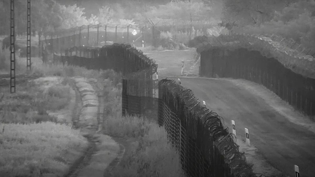 Gépfegyverrel „biztosította” a határsértést egy embercsempész Röszkénél (VIDEÓ)