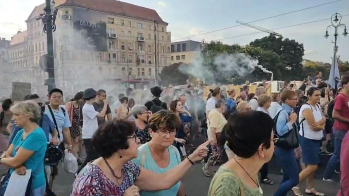 Elkezdődött az iskola, folytatódik a diáktüntetés – a Margit híd felét lezárták a résztvevők (videó)