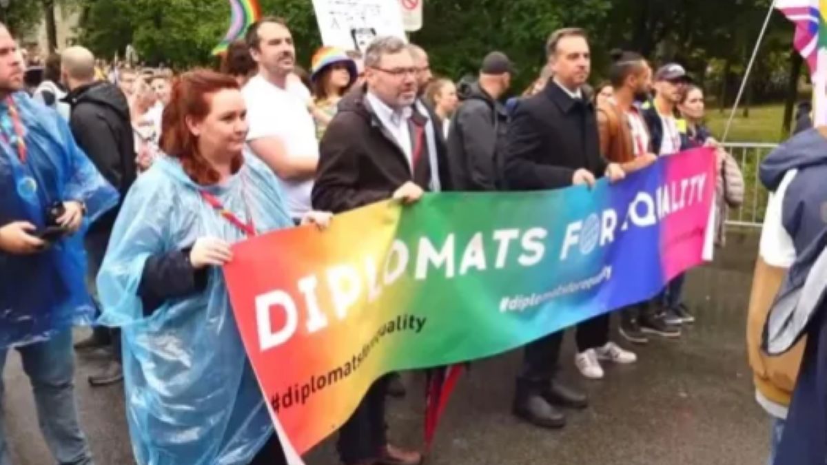 David Pressman vezette a Pécsi Pride menetet, ahol több volt a rendőr, mint a résztvevő (Videó)