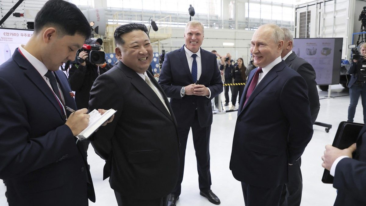 Orosz nukleáris bombázókat tekintett meg Kim Dzsongun