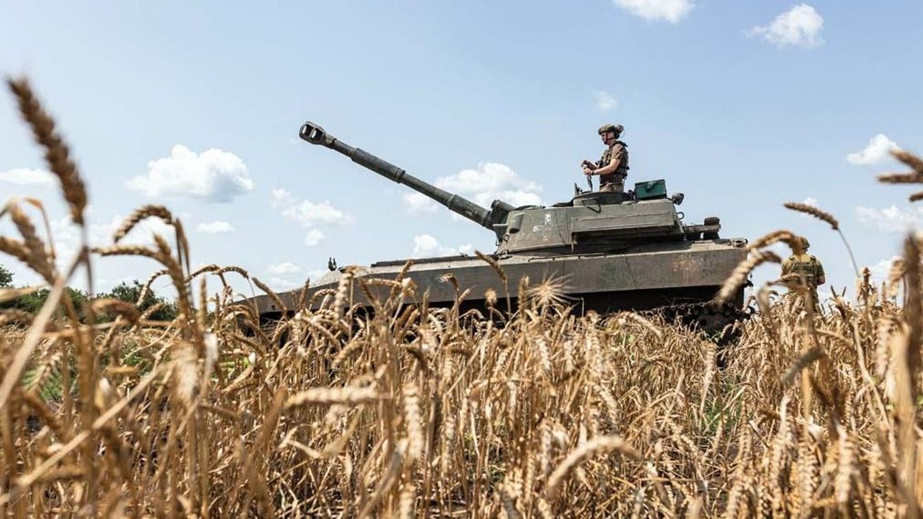 Ukrán harckocsi és katonák a búzamezőn - innen érkezik a dömping gabona Lengyelországba