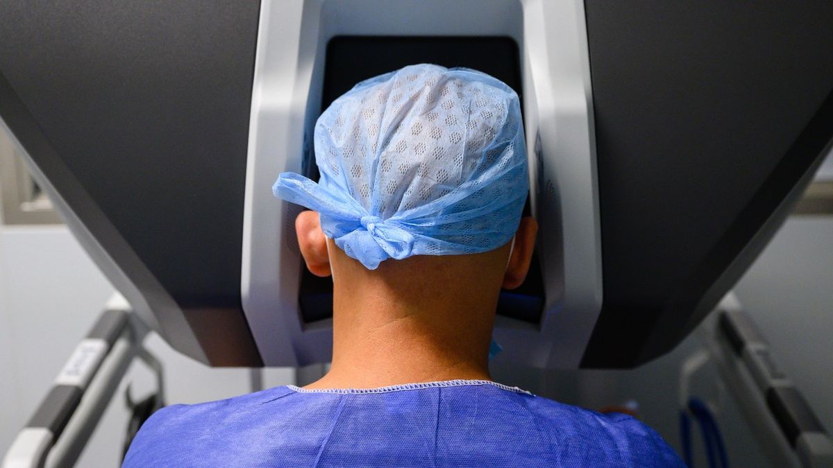 Öveket becsatolni: így érzékenyítené a magyar orvosokat az LMBTQ-lobbi!