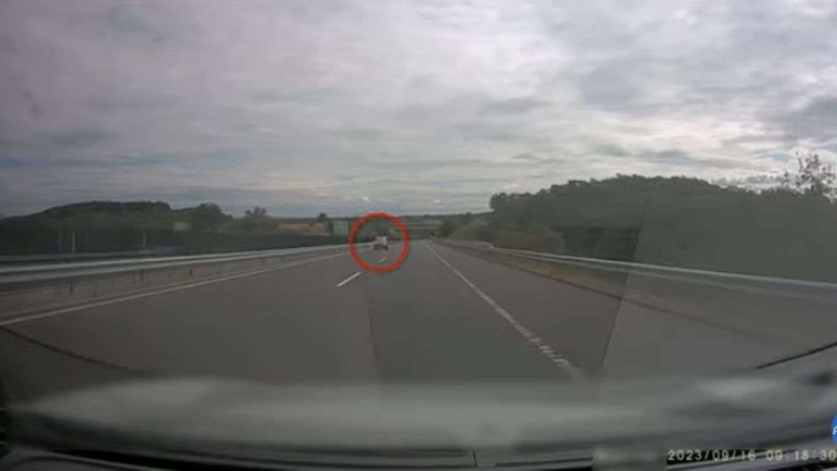 Na ezt nem szabad: forgalommal szemben repeszt az autós az M6-oson