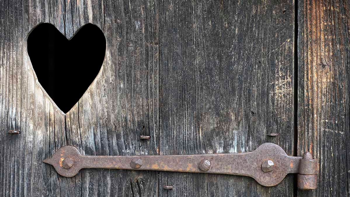 Pottyantós budiba esett az okosórája, utána mászott, a rendőröknek kellett kimenekítenie