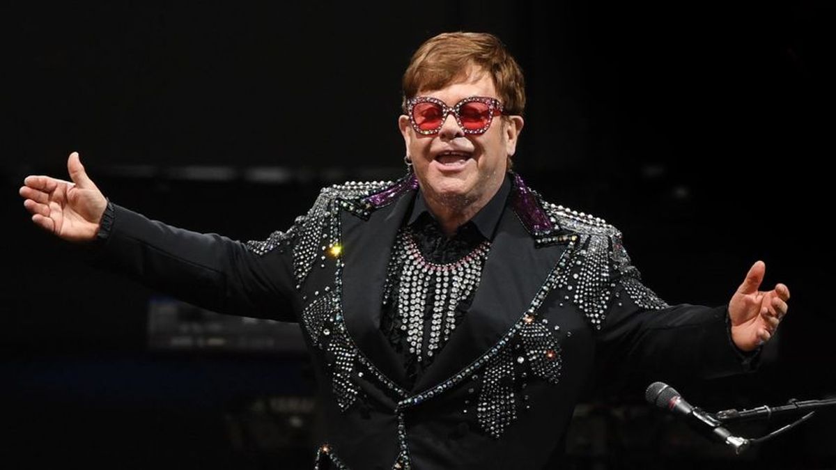 Elton John kiborult, mert az angol kormány szerint nem elég a menekülti státuszhoz az, ha valaki meleg