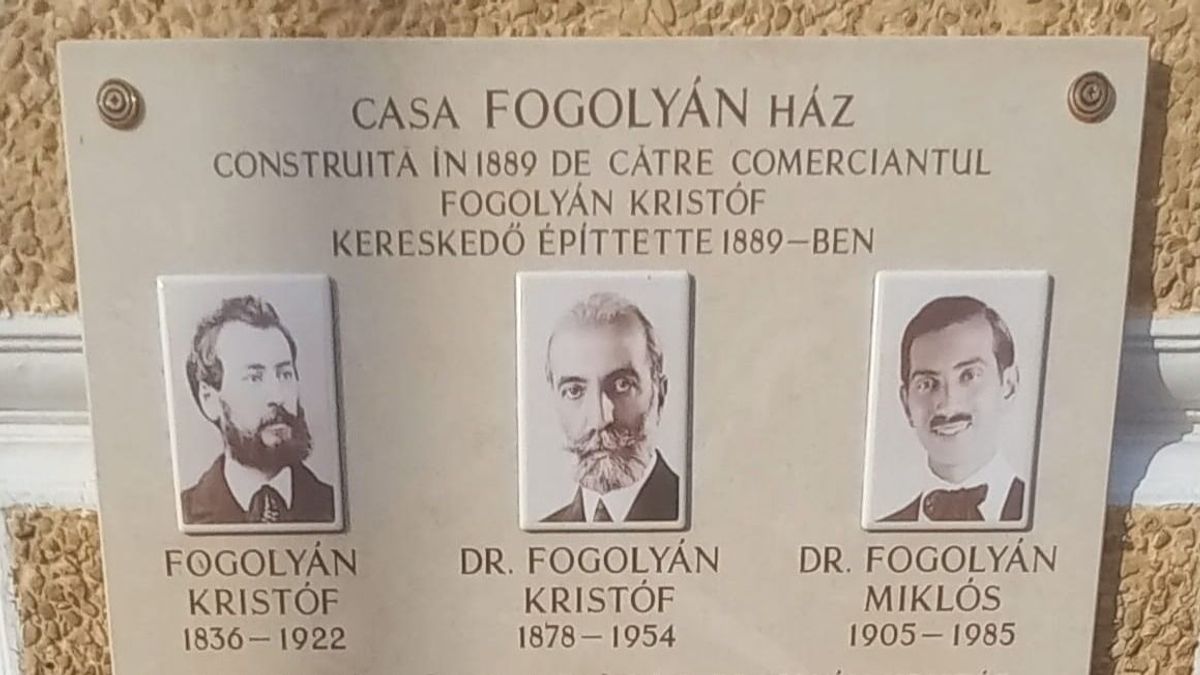 Román csendőrök eltávolították egy emléktáblához kihelyezett koszorúról a magyar nemzeti színű szalagot