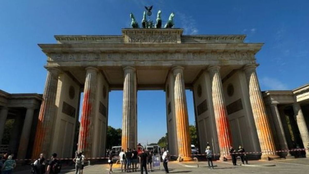 Újra őrjöngenek a klímaaktivisták: most a berlini Brandenburgi kaput rongálták meg