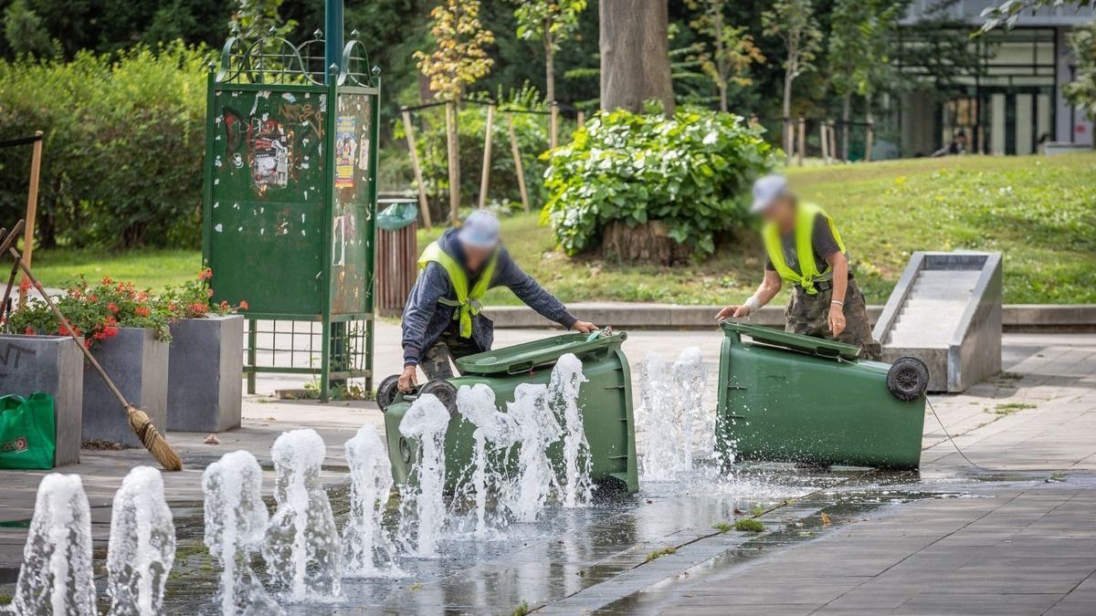 Ilyen nincs: Ferencvárosban a szökőkútban mossák a kukákat