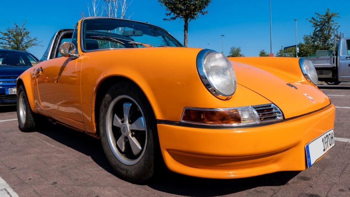 A zebra közepén állt meg a porschés: példás büntetést kapott (VIDEÓ)