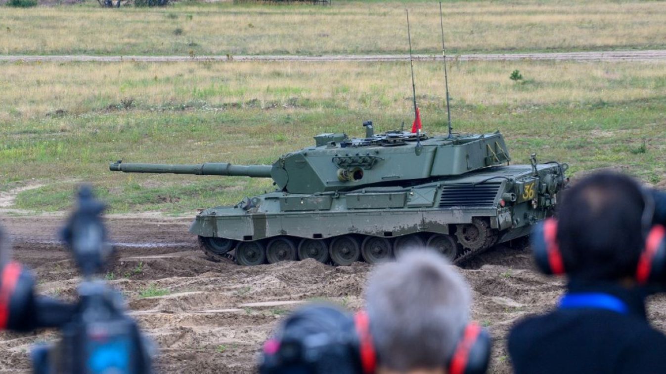 Media representatives observe an exercise with a Leopard 1 A5 tank at the Klietz military training area.