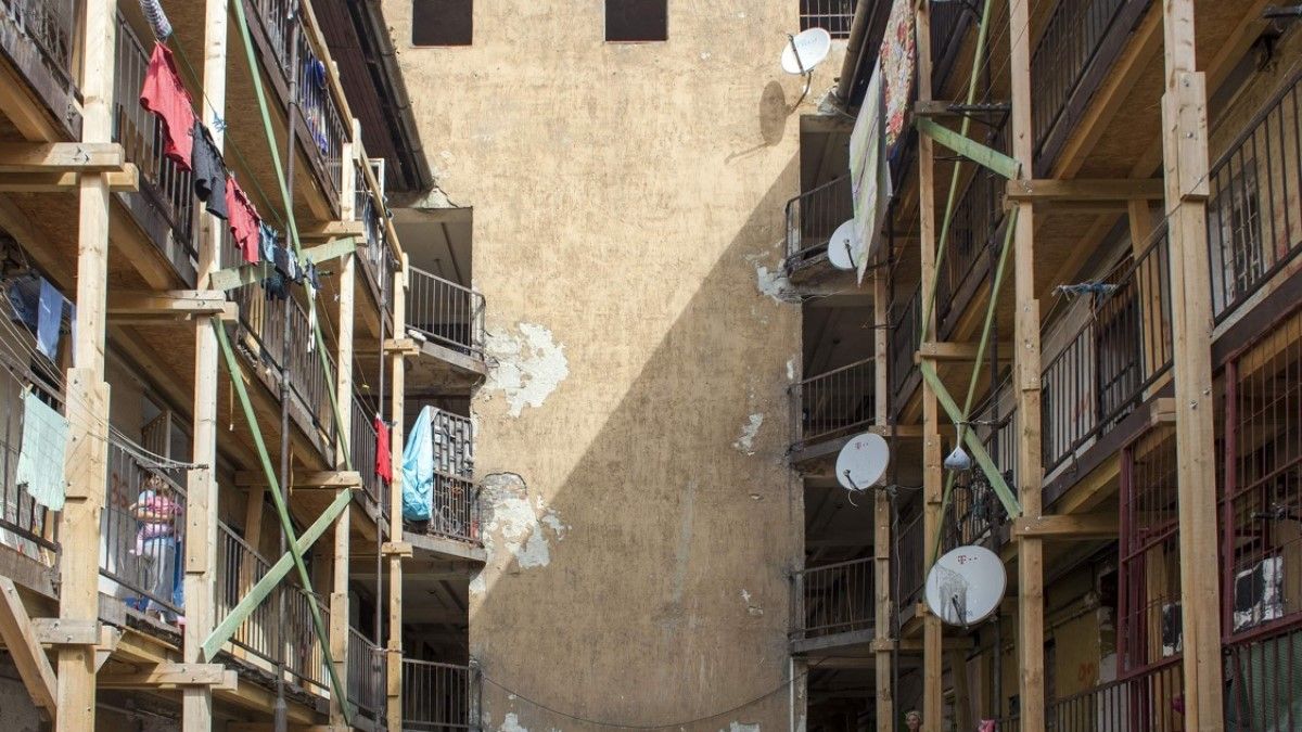 „Ég veled Hős utca!” – állami tulajdonba került a hírhedt telep