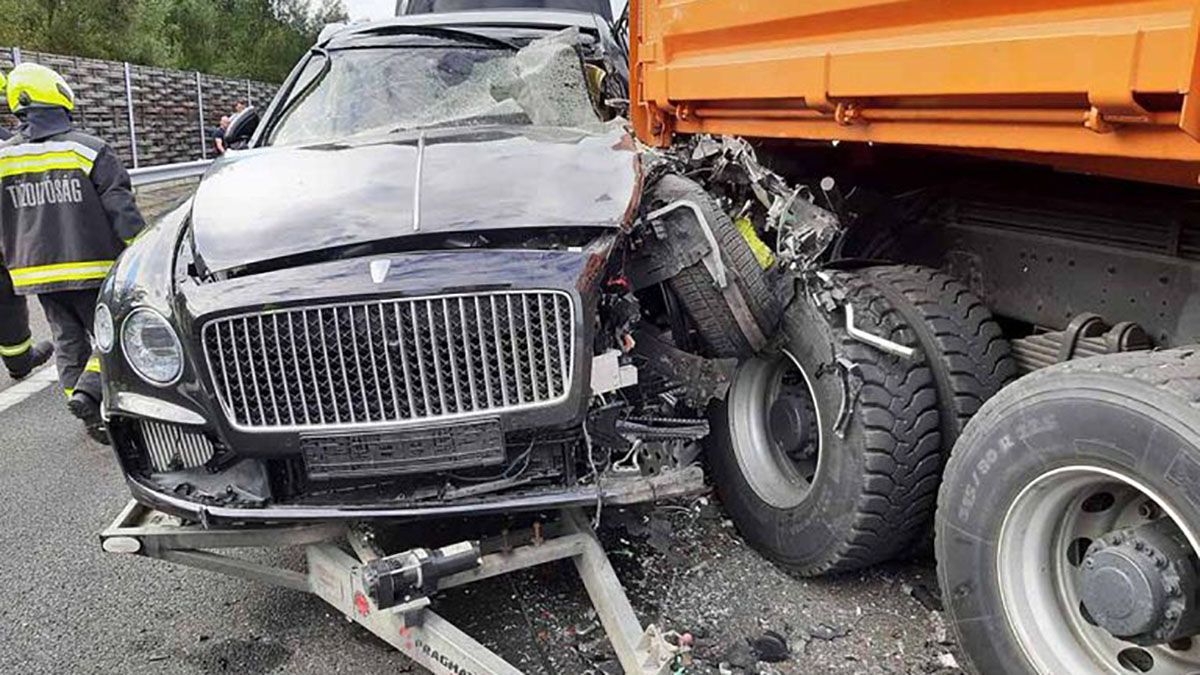Elszabadult a tréler, ripityára tört a 80 milliós luxusautó (fotók)