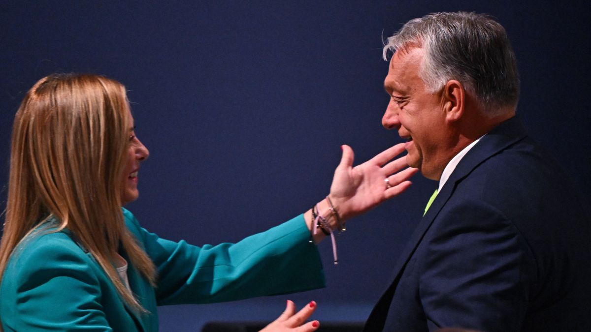A 444 megírta, hogy Meloni már kerüli Orbánt, erre két hétre rá széles mosollyal ráztak kezet egymással