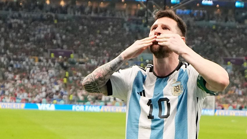 Loszaíl, 2022. november 26.
Az argentin Lionel Messi ünnepel, miután berúgta az első gólt a katari labdarúgó-világbajnokság második fordulójában, a C csoportban játszott Argentína-Mexikó mérkőzésen a Loszaíli Nemzeti Stadionban 2022. november 26-án.
MTI/AP/Ariel Schalit