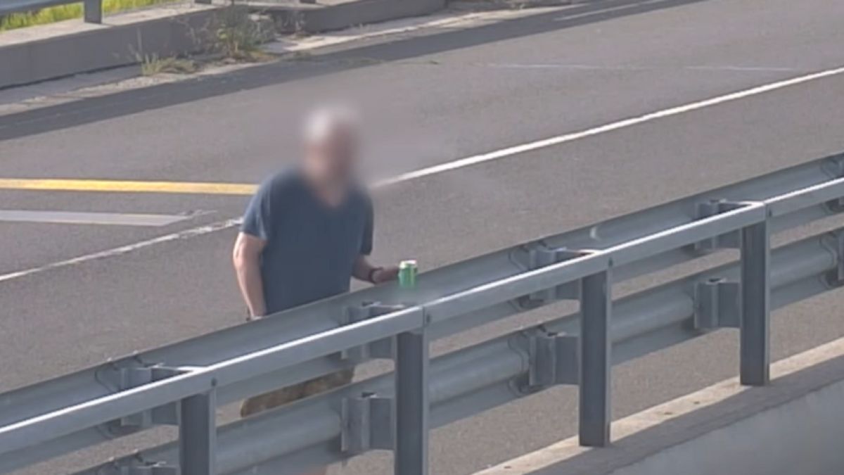 Semmitől sem zavartatva sörözgetett egy gyalogos az M0-áson (VIDEÓ)