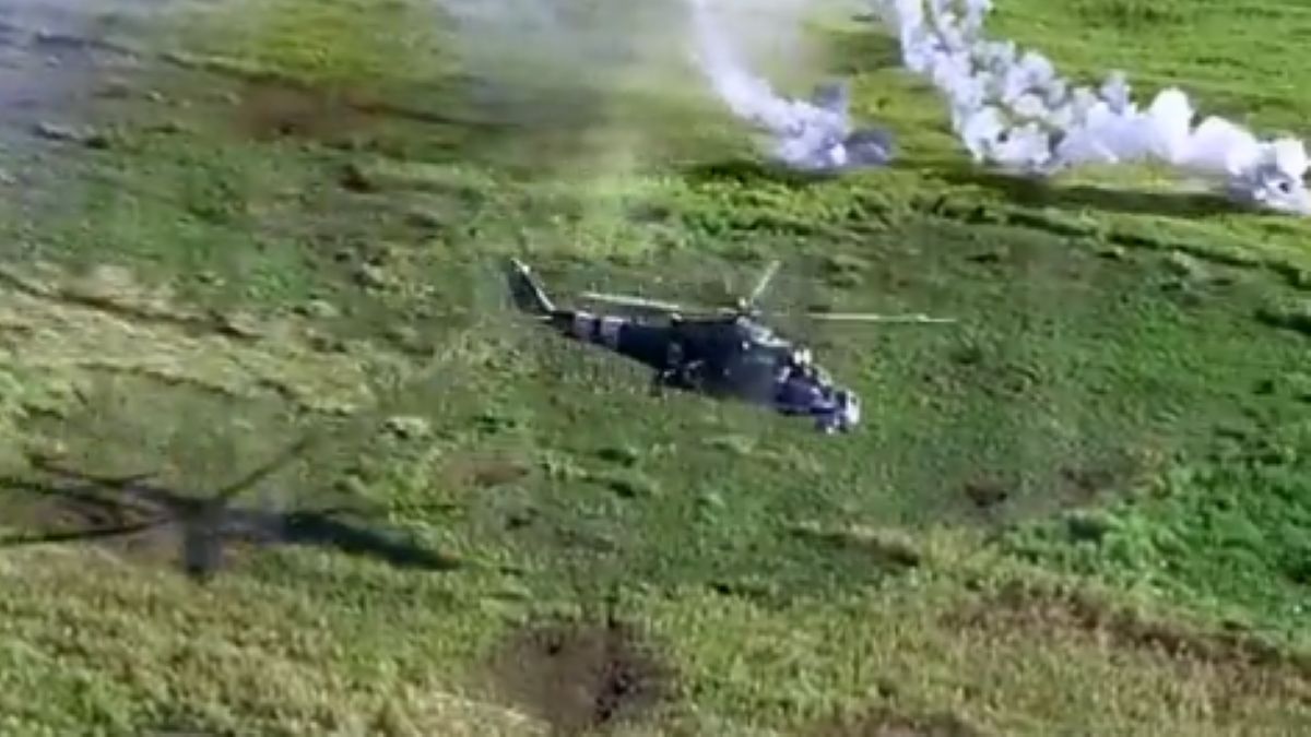 Látványos videón, hogy kíméletlenül rakétázzák az oroszokat az ukrán harci helikopterek