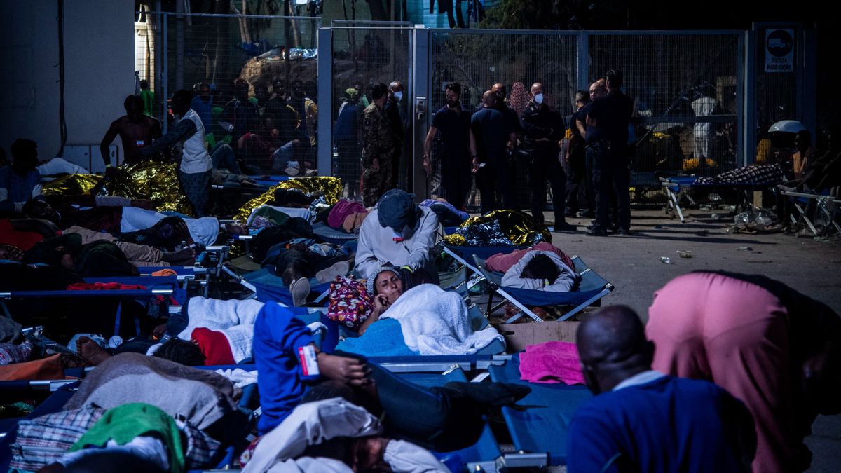Népességrobbanás: hétezer migráns érkezett Lampedusa szigetére kevesebb mint 24 óra alatt