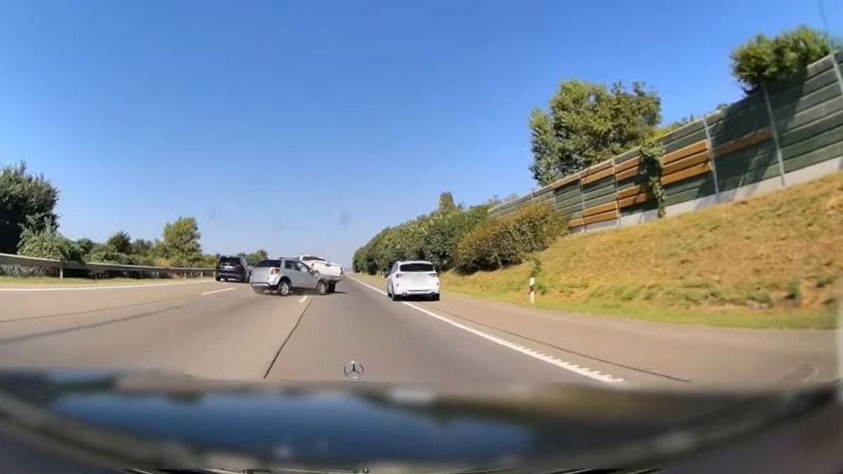 Ez történik, ha a másik nyakára megy az autópályán (VIDEÓ)