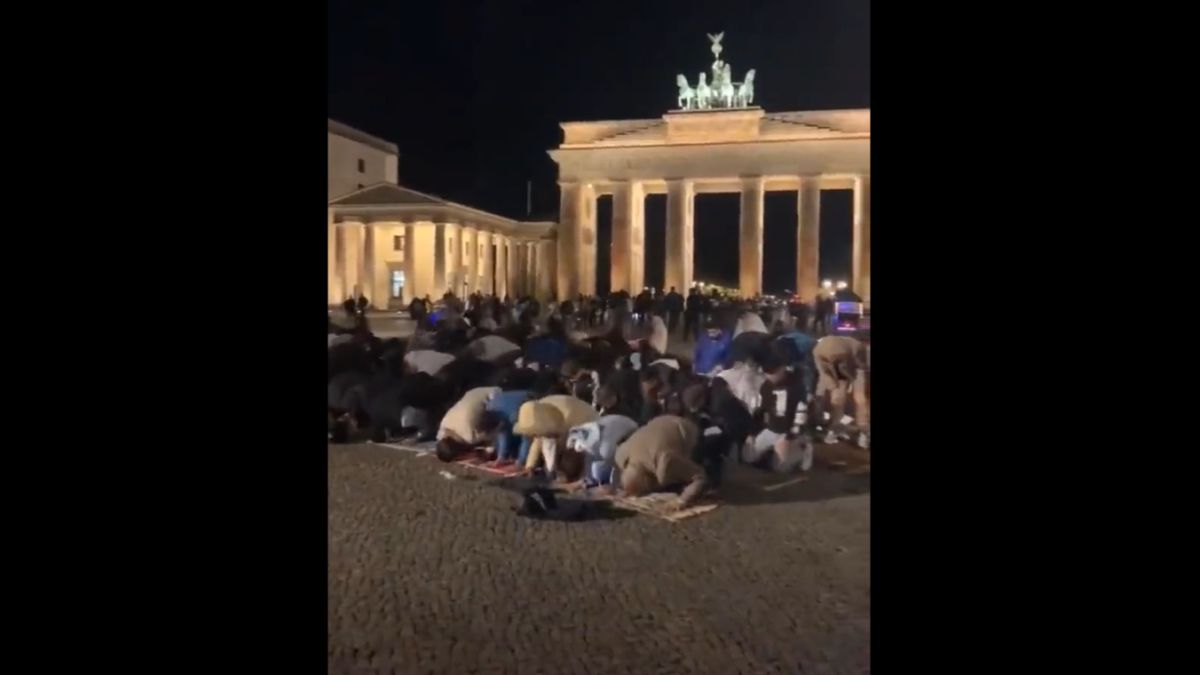 Ritka látvány: így imádkoztak a brandenburgi kapunál a muszlimok (VIDEÓ)