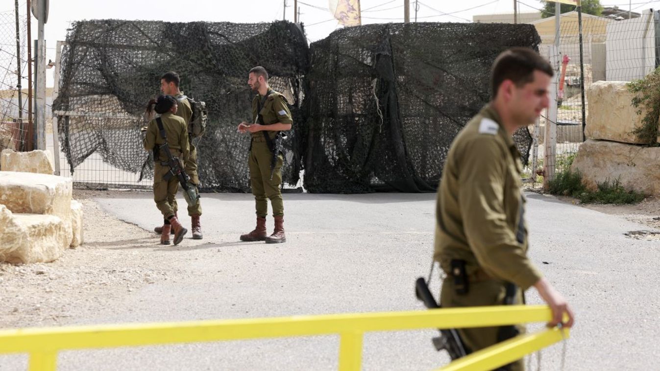 Izraeli katonák a déli határnál egy bázis kapujában