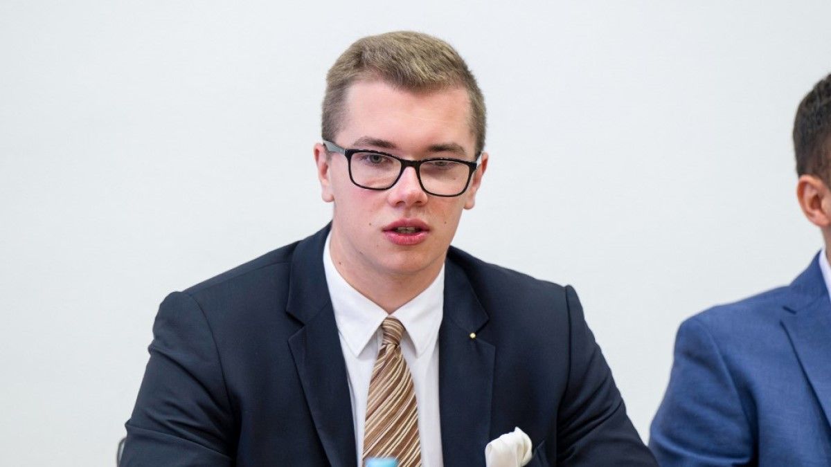 Őrizetbe vettek egy AfD-s képviselőt önkényuralmi jelképek használatának gyanújával