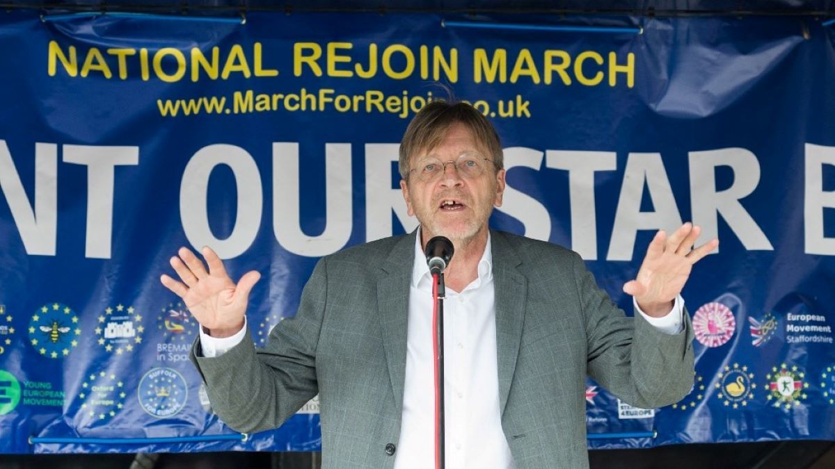 Na mi van, Guy, te ócska, szemét kis szarjankó?