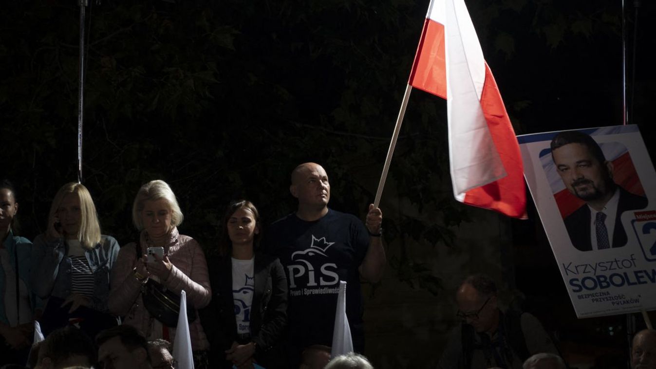 PiS-párti felvonulók a lengyel választások előtti napokban