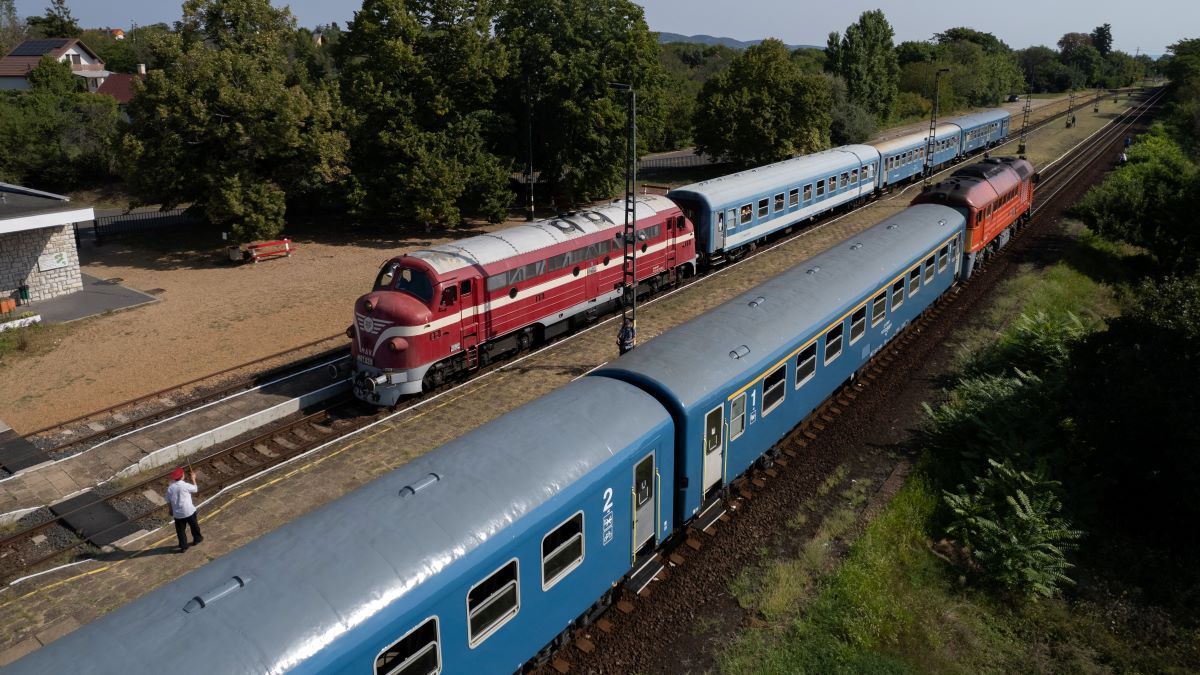 Lehullottak a falevelek, ki is fogtak a MÁV-on