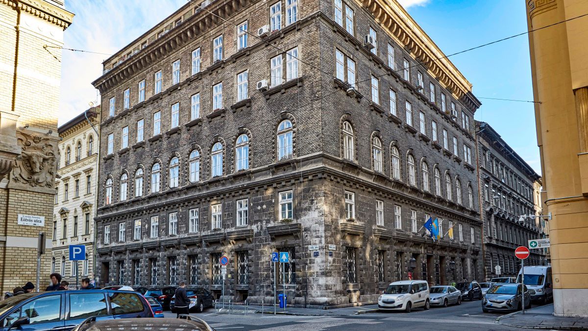 Angol nyelvű újságmellékletet ad ki Terézváros, mivel a VI. kerületben minden negyedik lakos külföldi