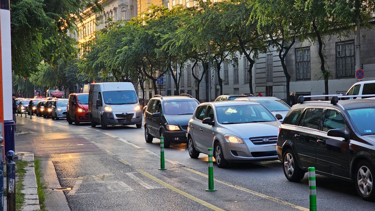 Dugóval indul a csütörtök is az Üllői úton