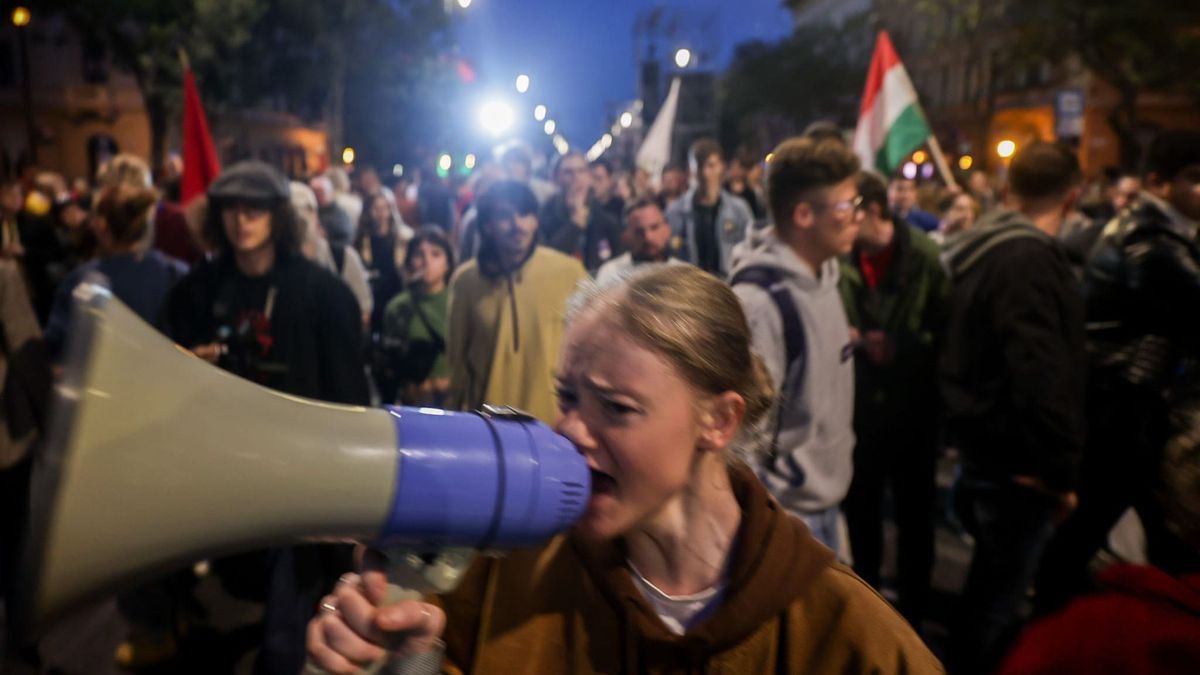 Vízzel öntötték le és megafonnal üvöltöztek az M1 riporterének arcába a baloldali tüntetők