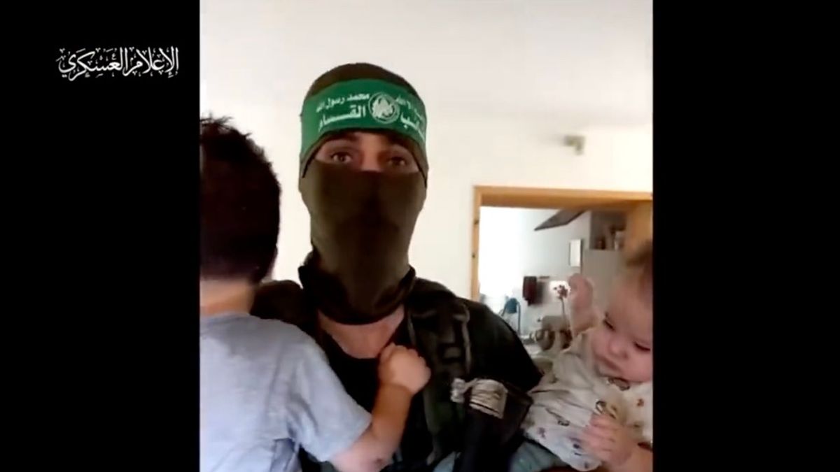 Dermesztő felvétel: túszul ejtett zsidó kisbabát ringatnak a „kedves” hamászos terroristák (VIDEÓ) – Mandiner
