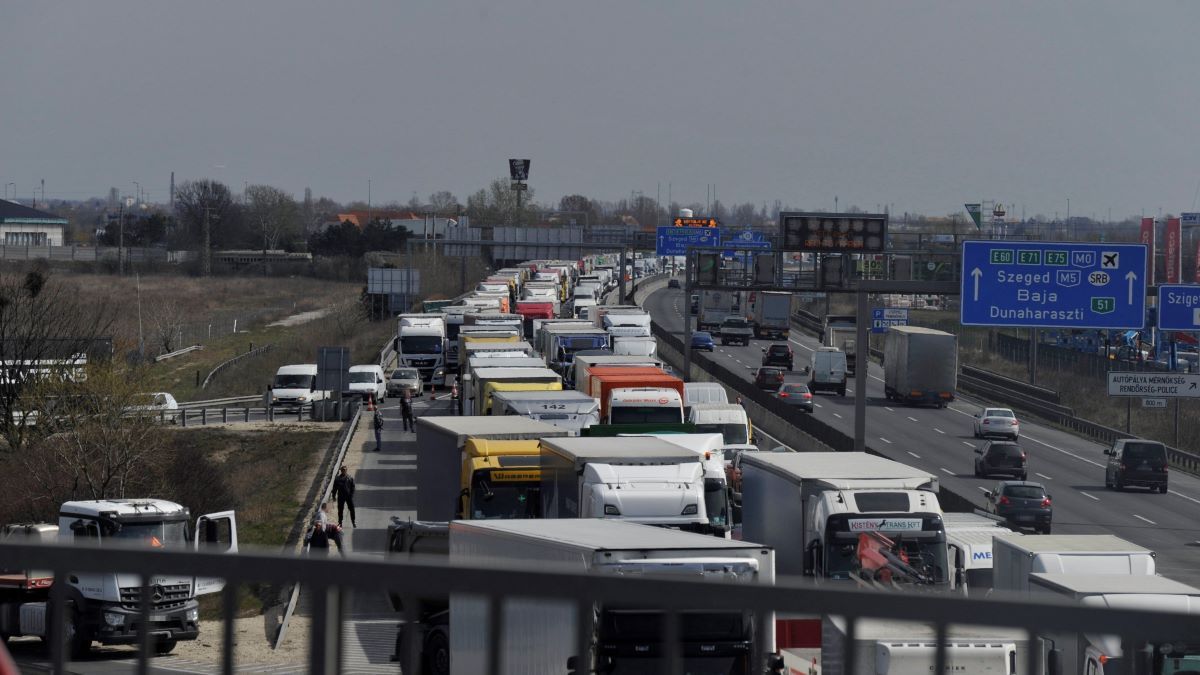 Tíz kilométeres a dugó az M1-esen