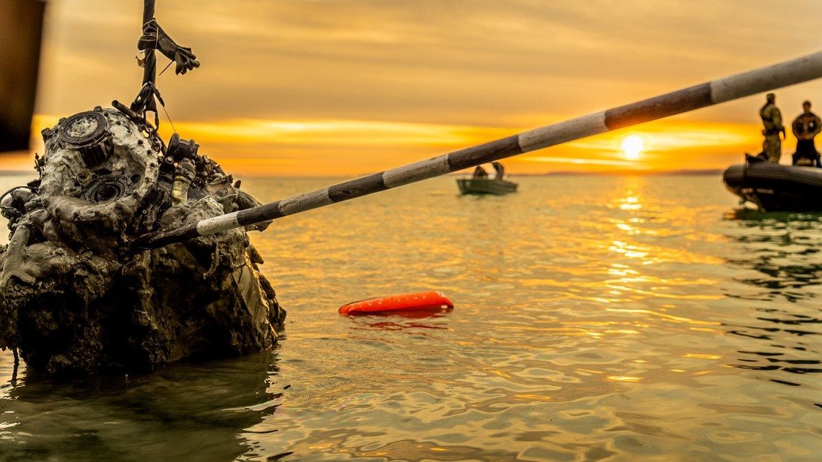 Felszínre hozták a Balatonba zuhant Messerchmitt motorját is