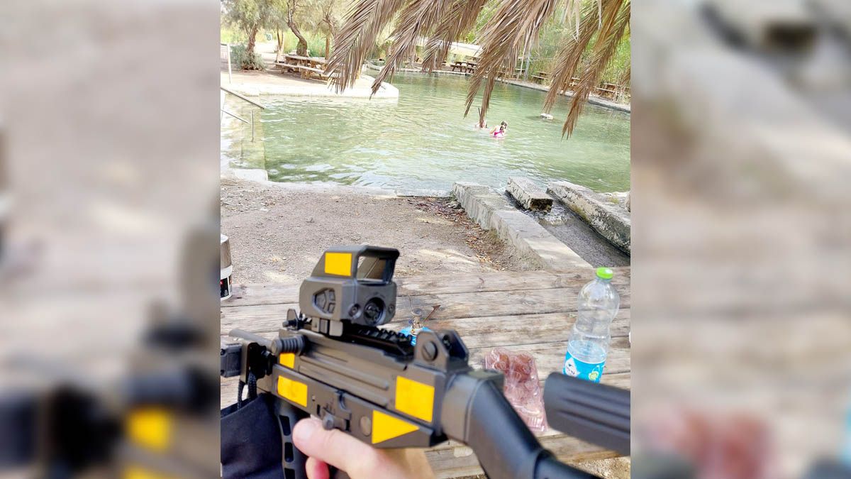 Gépfegyverrel vigyáz fürdőző gyerekeire Robert C. Castel