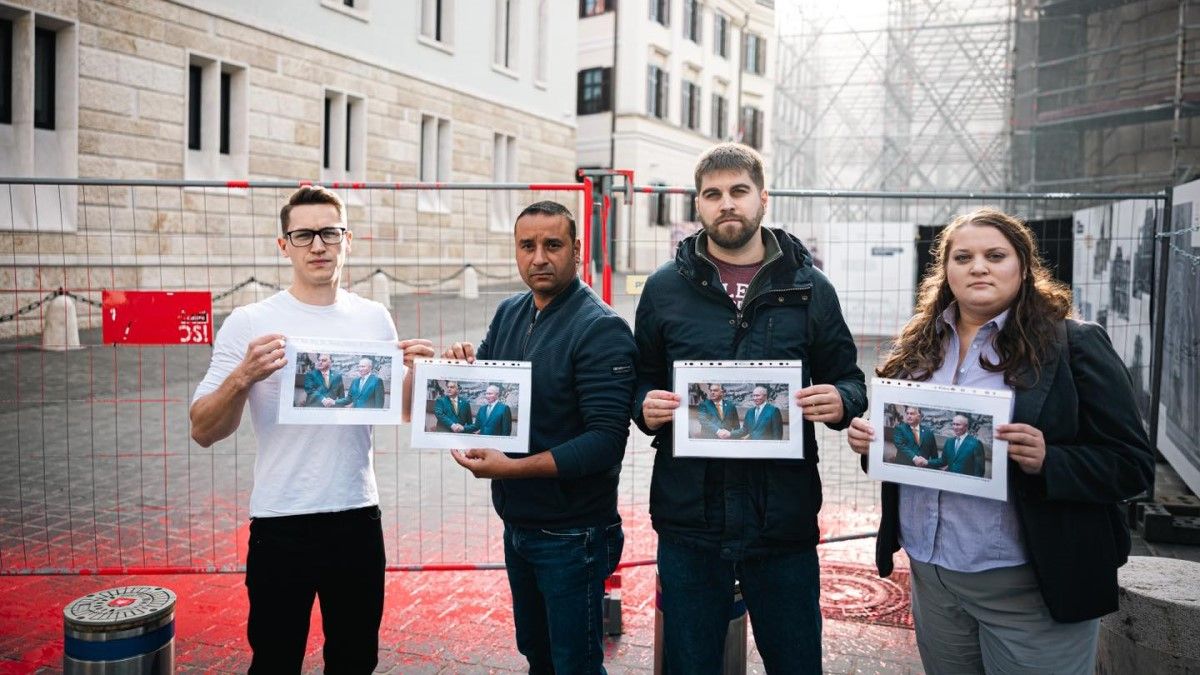 Ismét akciózott a Momentum, ezúttal vörös festékkel öntötték le a kordonokat (FOTÓK)