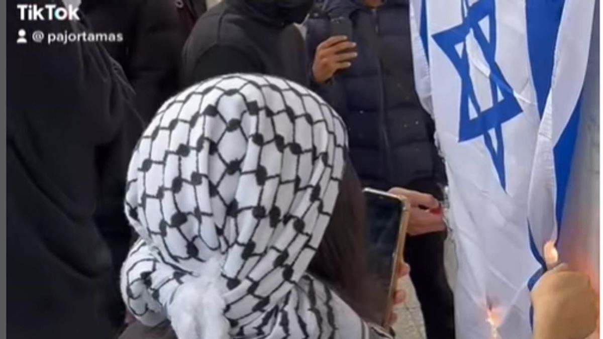 Megdöbbentő felvétel Nyugatról: izraeli zászlót égetnek Angliában a fiatalok (VIDEÓ) – Mandiner
