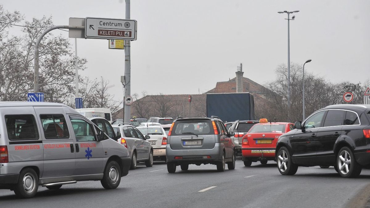 Baleset, sávzárás, dugó – erre figyeljen hétfő reggel, mielőtt autóba ül!