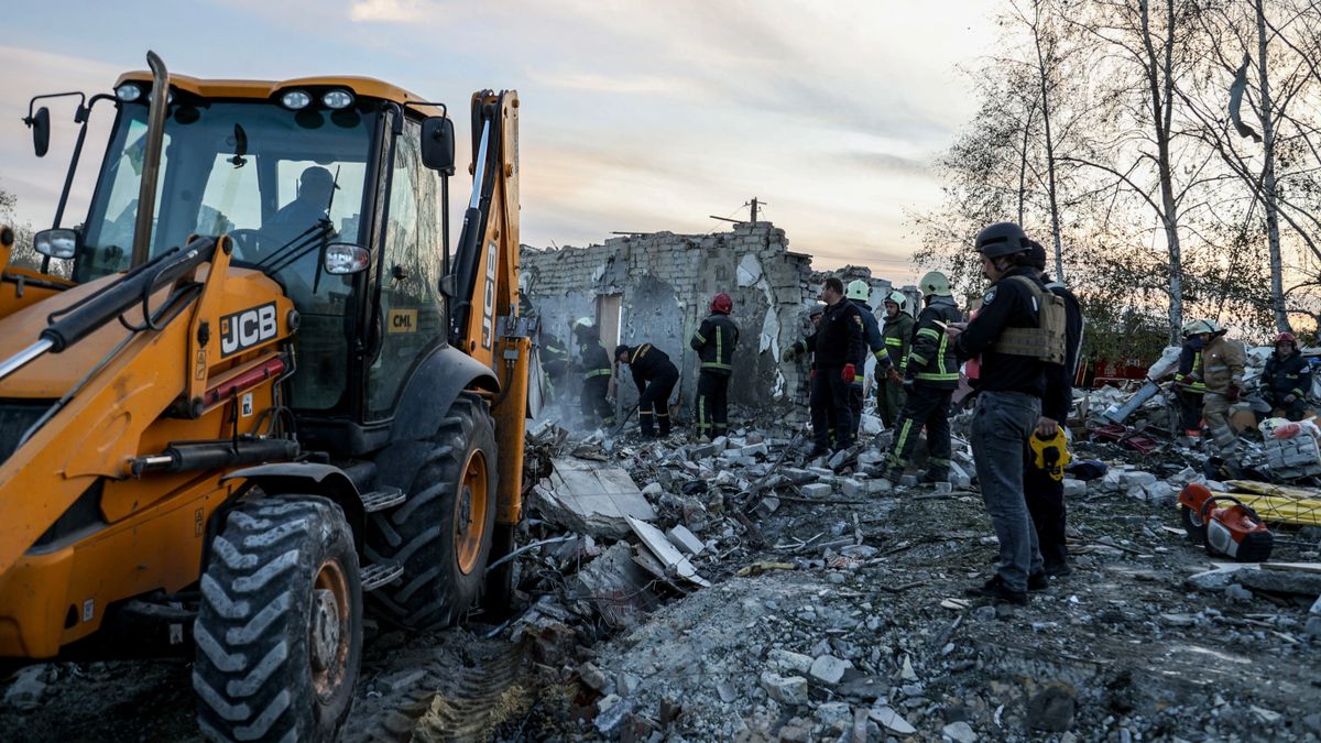 Ukrán titkosszolgálat: helyi lakosok irányították a hrozai kávézóra az orosz rakétát