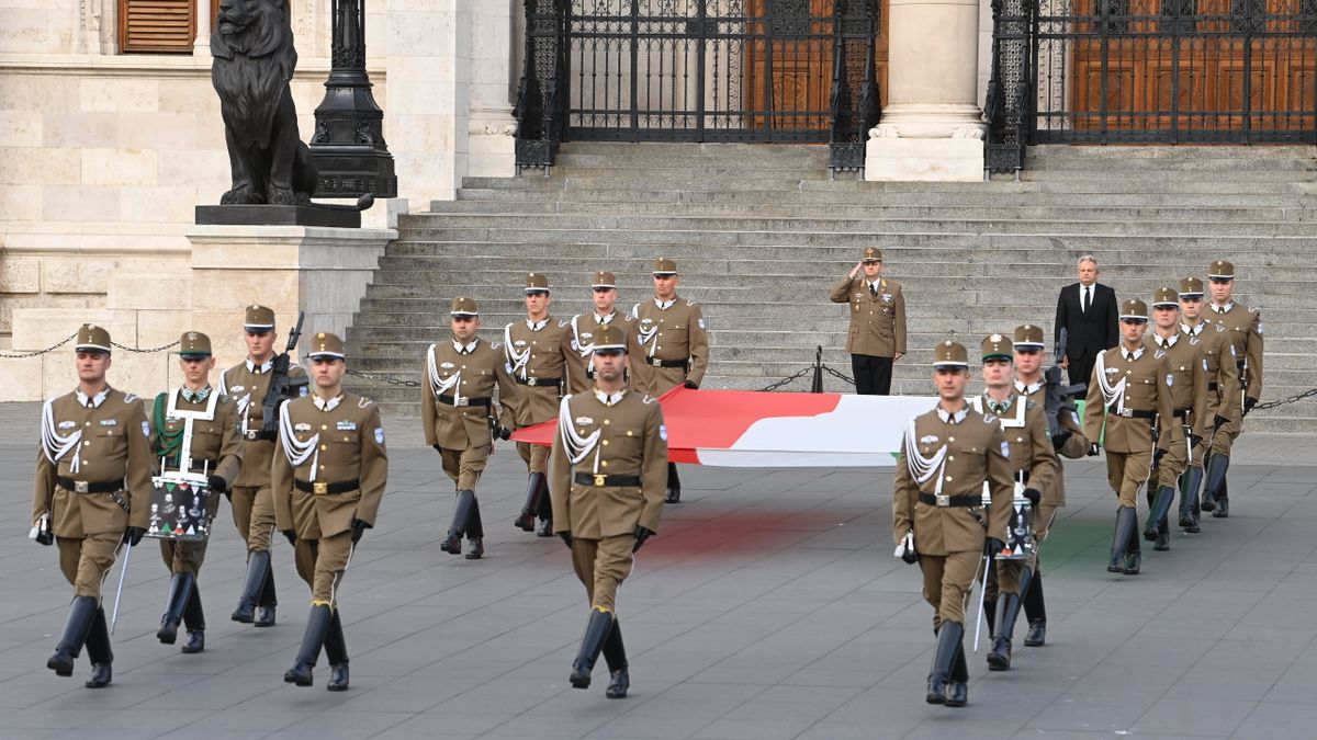 Felvonták, majd félárbócra engedték a nemzeti lobogót az Országház előtt az aradi vértanúk emlékére