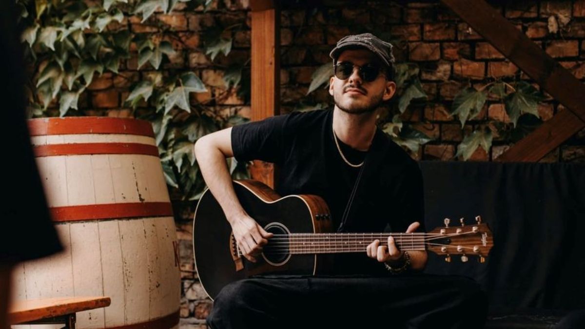 A „hunglishtól”, a toi-toi vécés szexbotrányon át, a tripla arénakoncertig – Kicsoda Azahriah? Portrénk!