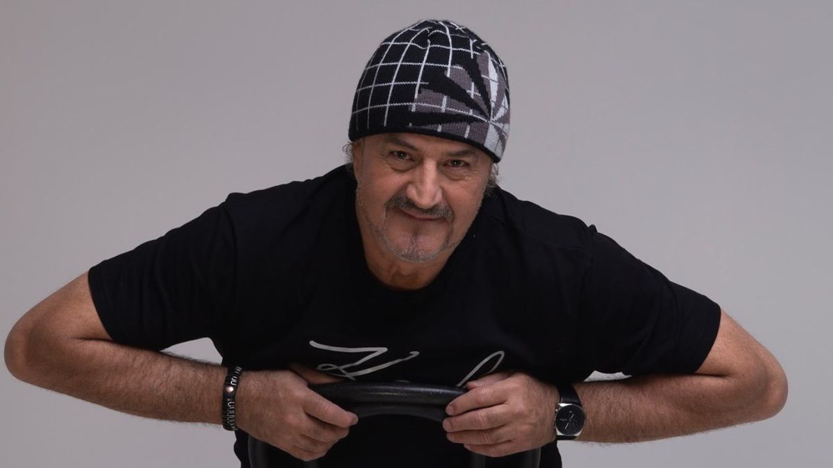 Egyszerre röhögtek és sikongattak az emberek az asszonykórus láttán: 70 éves a Z’zi Labor frontembere, Janicsák István