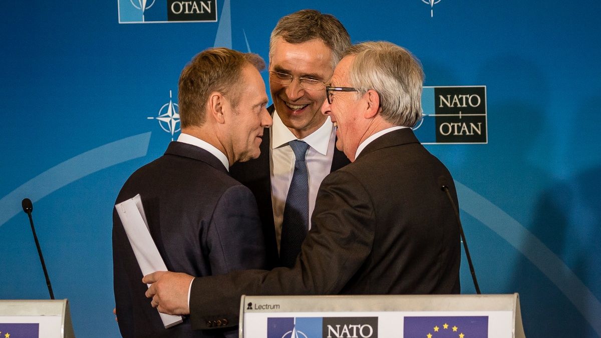 „Elemzésben” udvarolt a Politico Tusknak