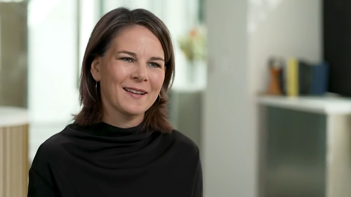 Baerbock néni úgy repatriál, hogy azt élvezet nézni – az orbáni repatriálás azonban rút, nagyon rút!