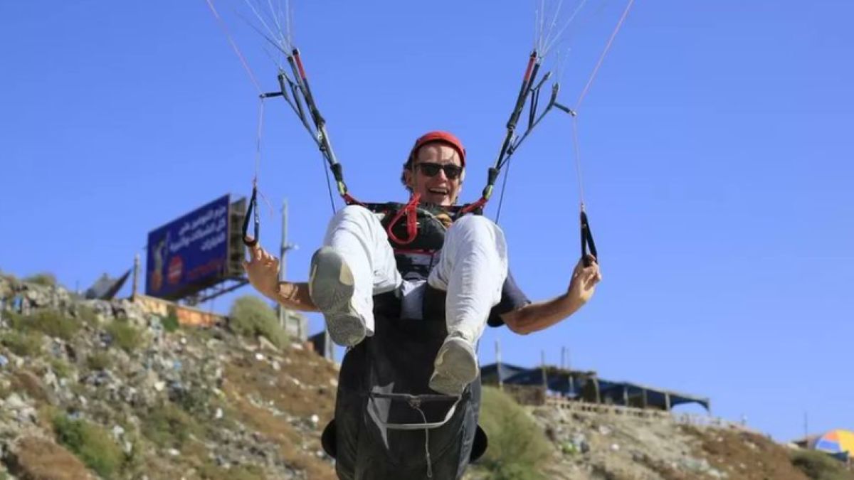 Áll a bál egy német diplomata miatt, aki Gázában siklóernyőzött