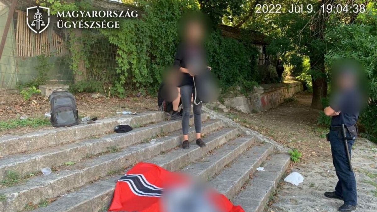 Horogkereszteket rajzoltak a győri zsinagógára