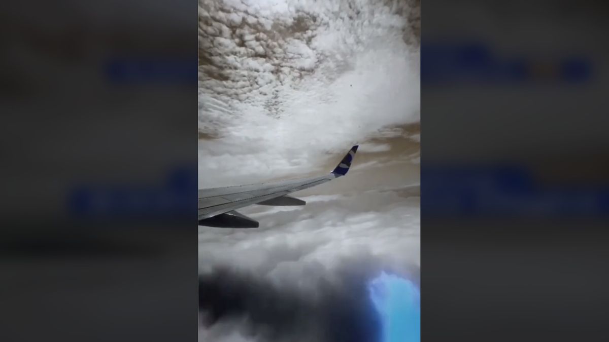 Ilyet még nem látott: menet közben robbant fel a repülő hajtóműve, az egészet felvette a kamera (Videó)