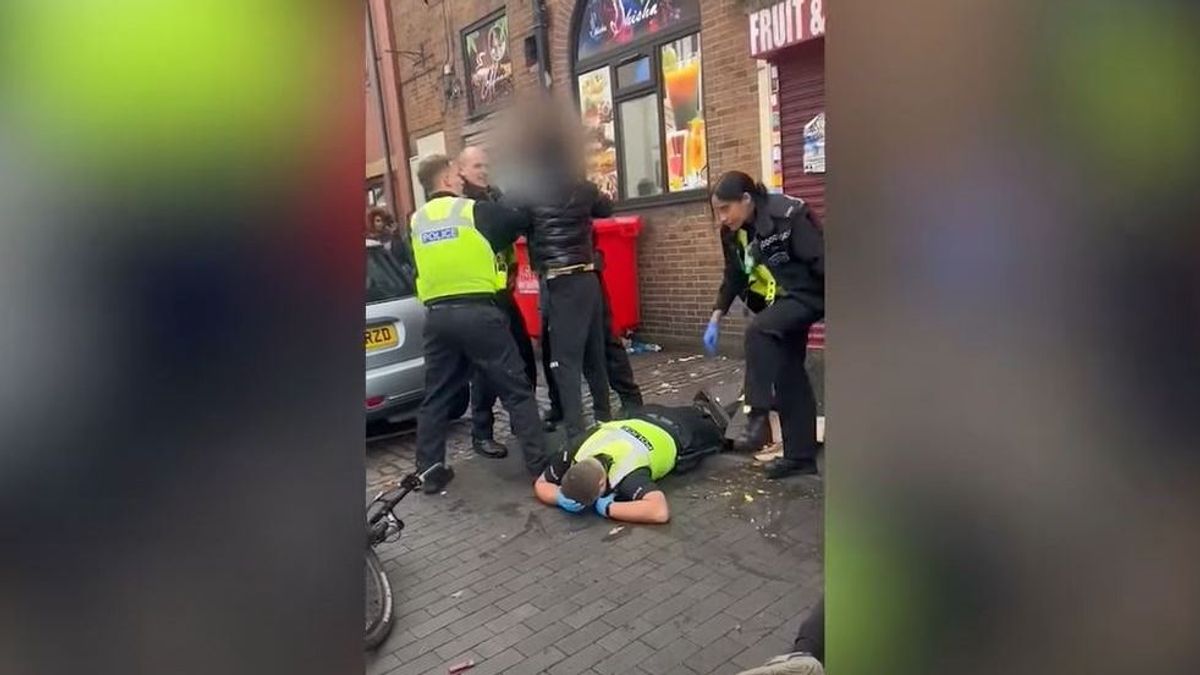 Sokkoló videón, ahogy egy bevándorló hátterű férfi kerékpárral (!) üt le egy rendőrt Birminghamben