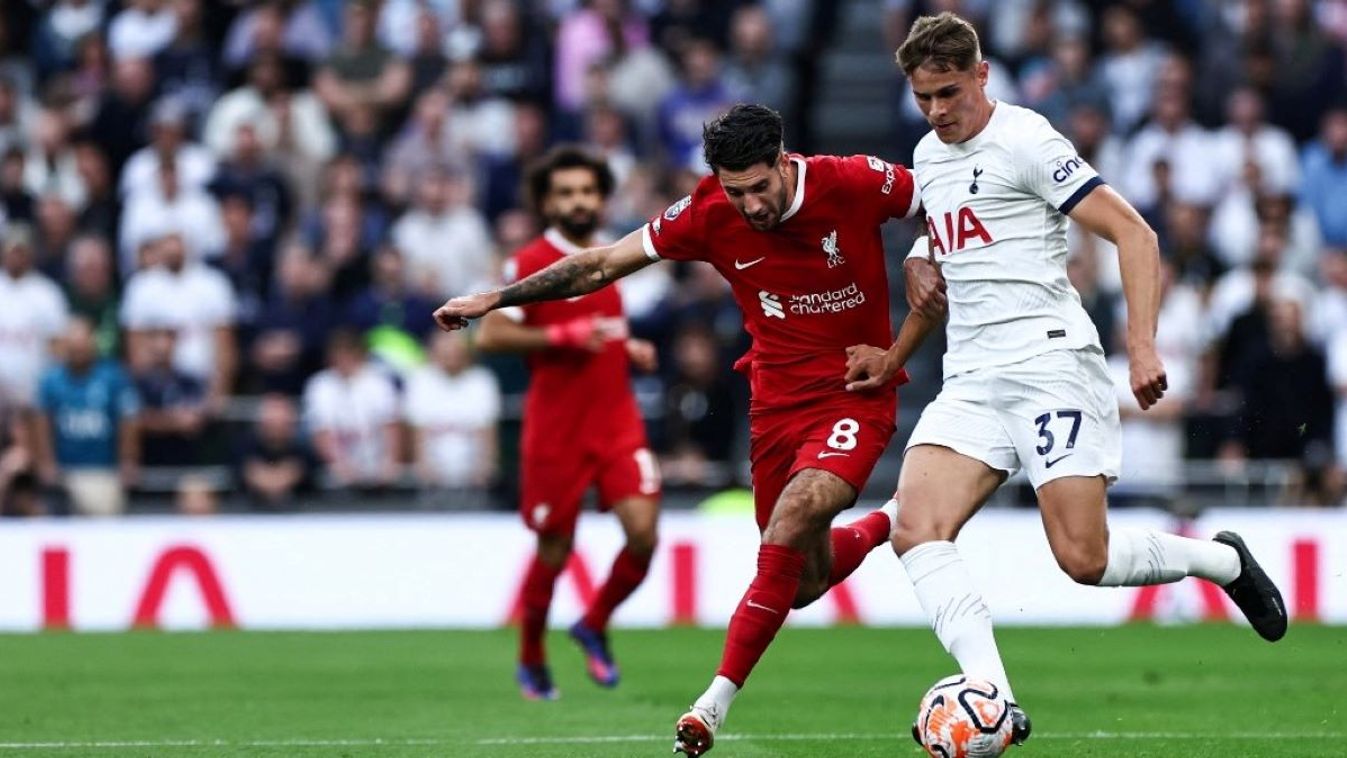 Szoboszlai Dominik küzd a labdáért a Premier League hetedik fordulójában rendezett Tottenham-Liverpool mérkőzésen, amely a VAR téves döntése miatt azóta is tméma a médiában