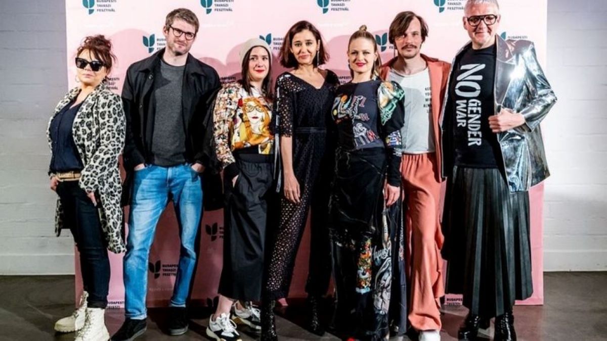 Az óvszerrel megdobált közönség…